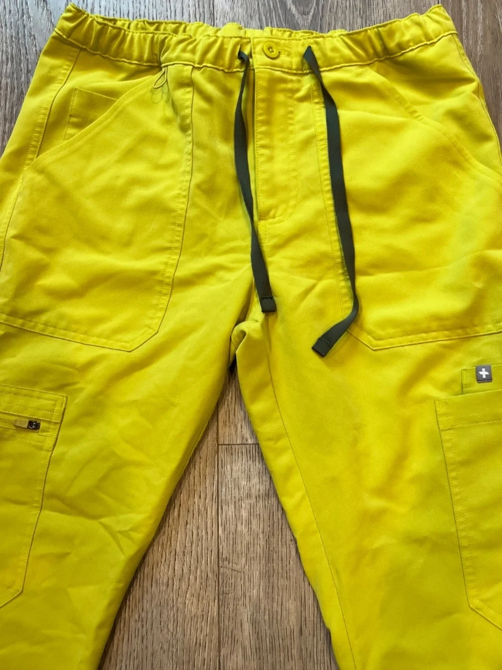 FIGS Men Small Short Cairo Cargo Scrub Pants Neon Yellow TM3001S medical uniform